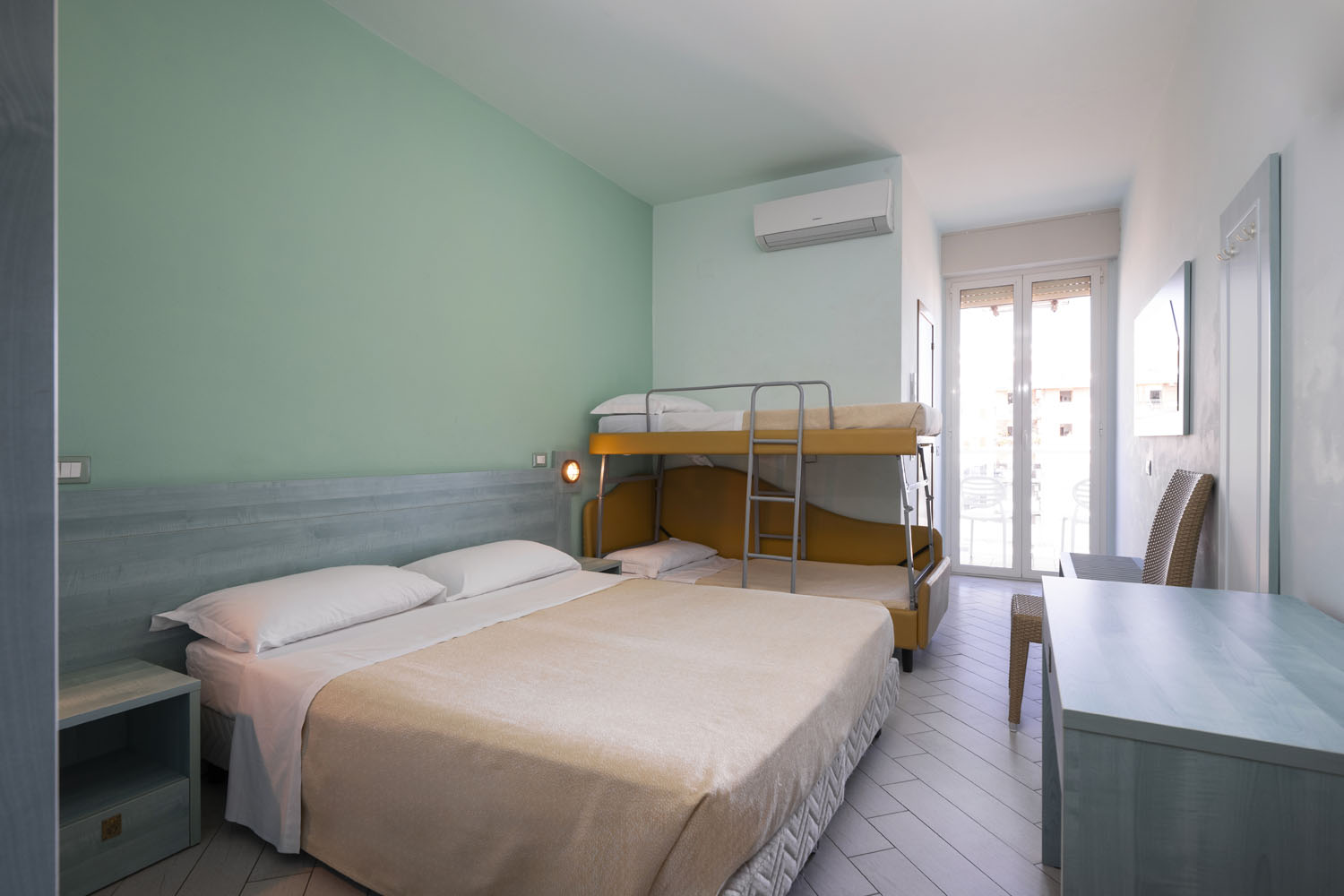 Superior - Vista laterale mare con balcone