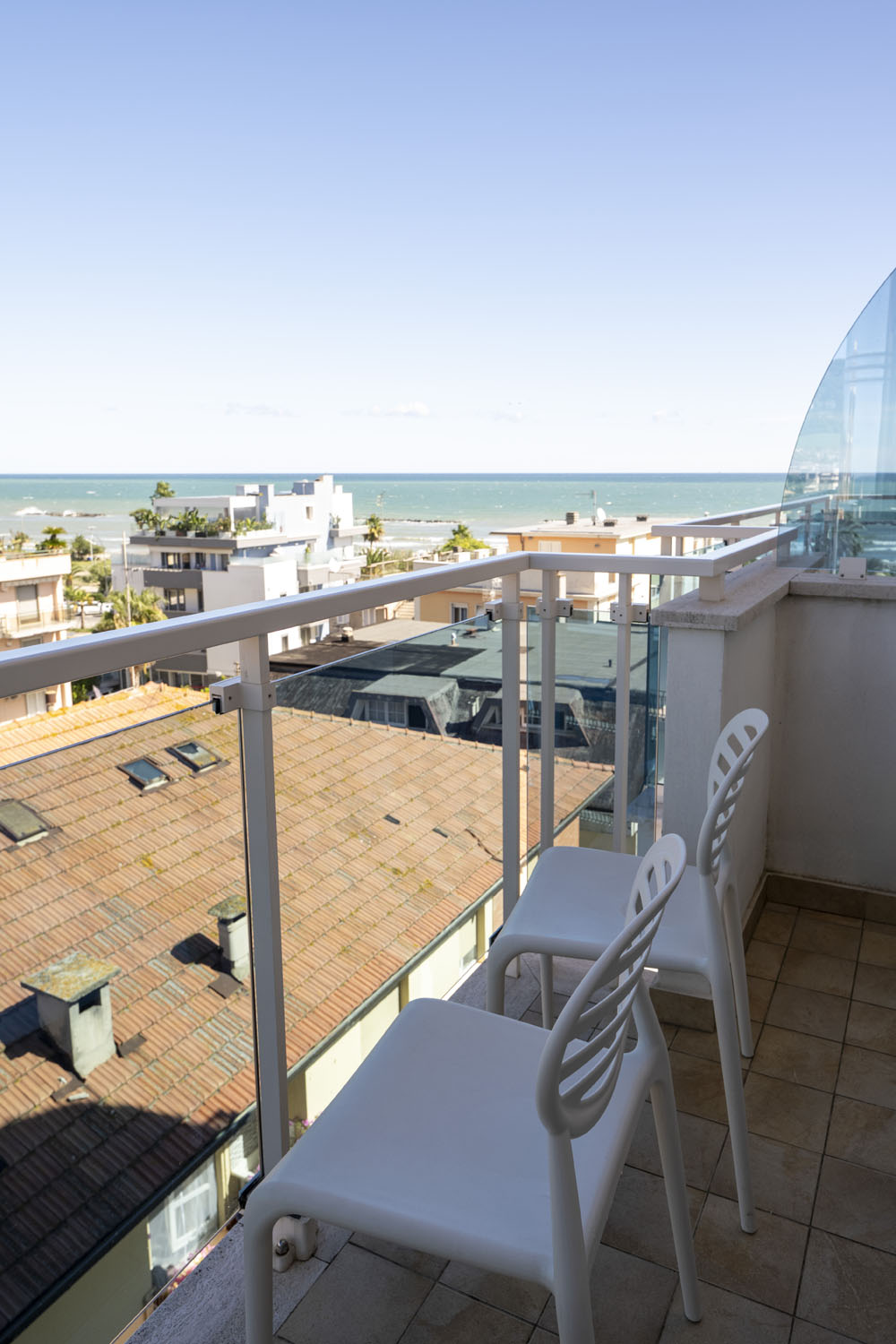 Superior - Vista laterale mare con balcone