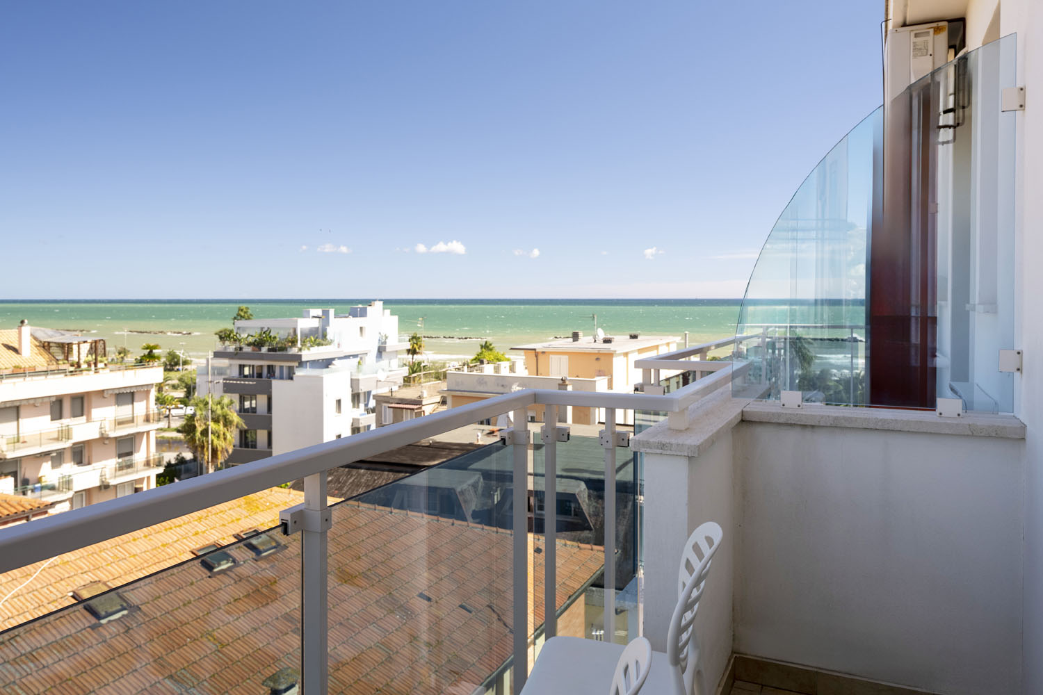 Superior - Vista laterale mare con balcone