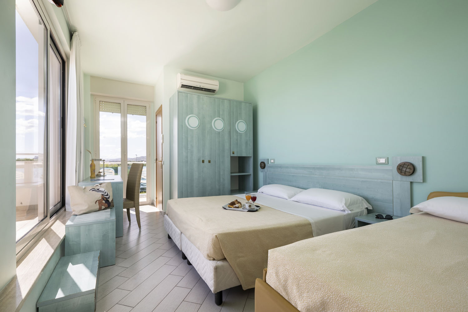 Superior - Vista fronte mare con doppio balcone