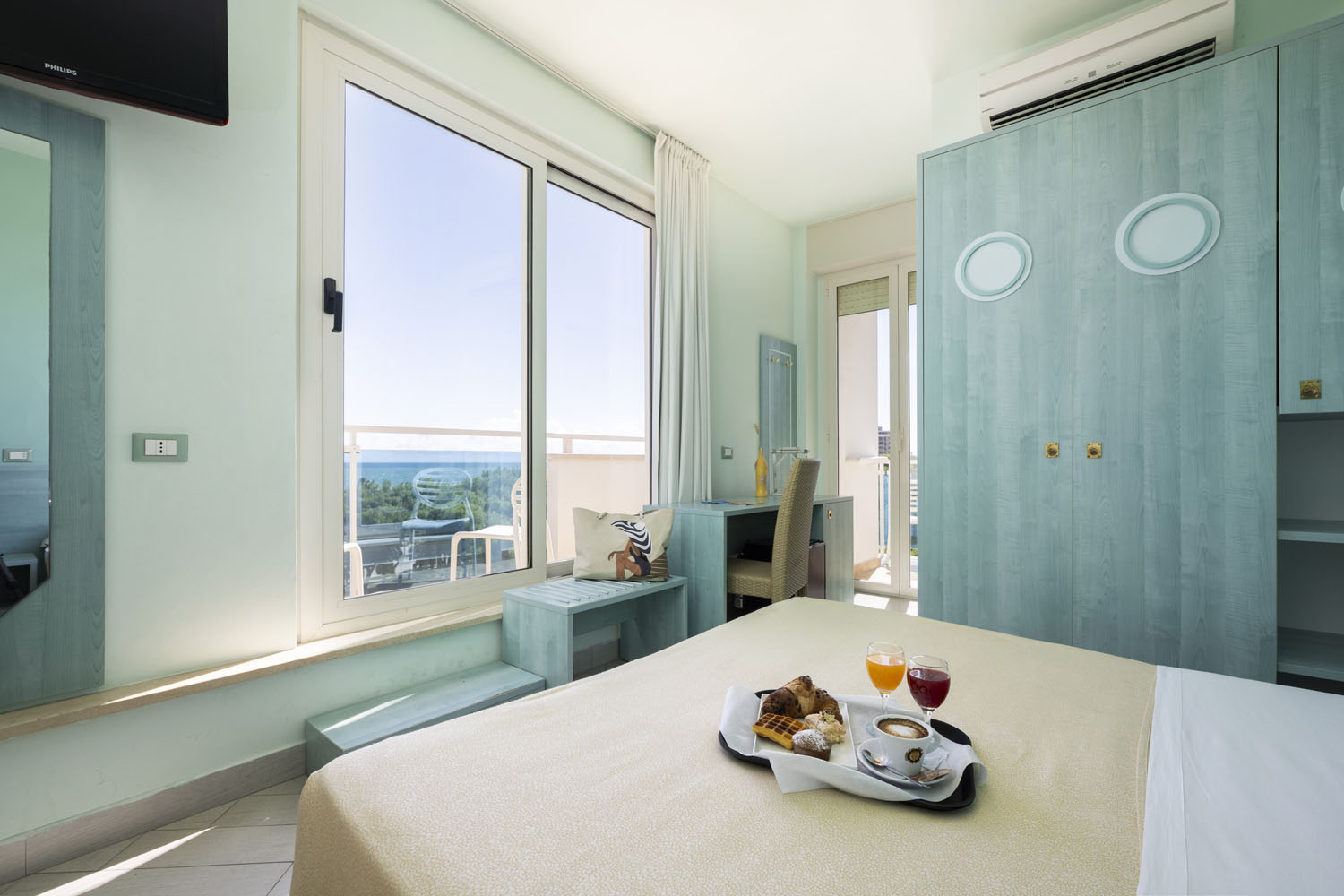 Superior - Vista fronte mare con doppio balcone