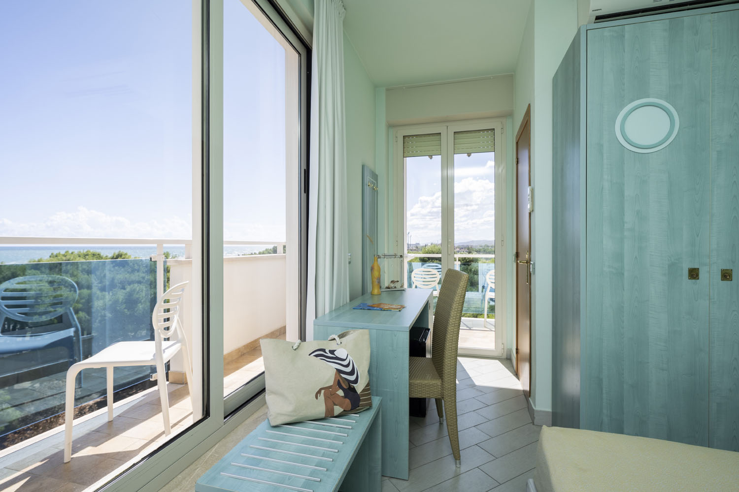 Superior - Vista fronte mare con doppio balcone