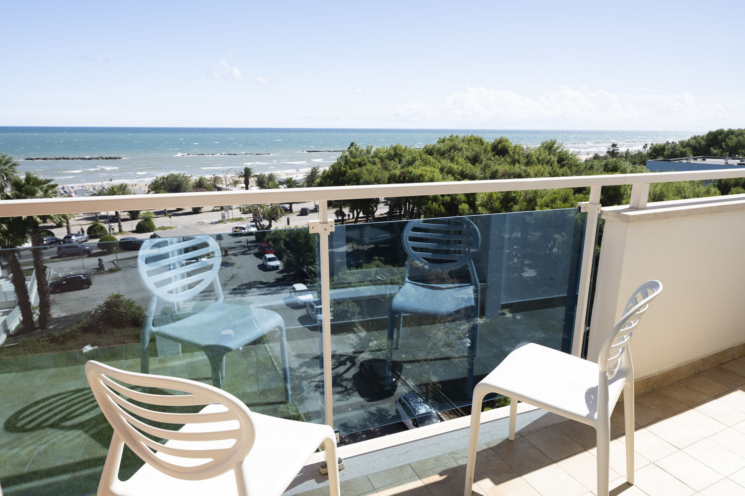 Superior - Vista fronte mare con doppio balcone