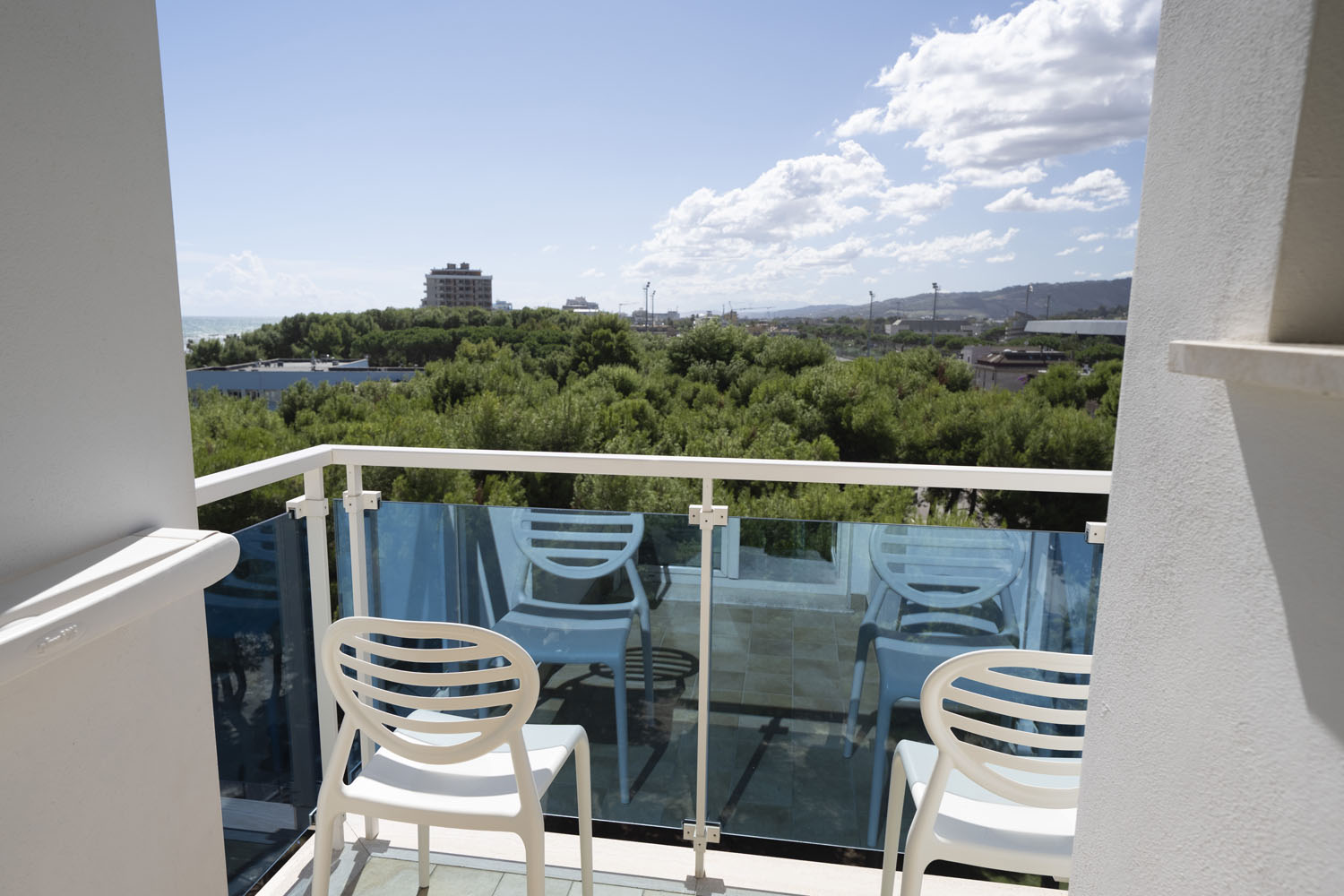 Superior - Vista fronte mare con doppio balcone