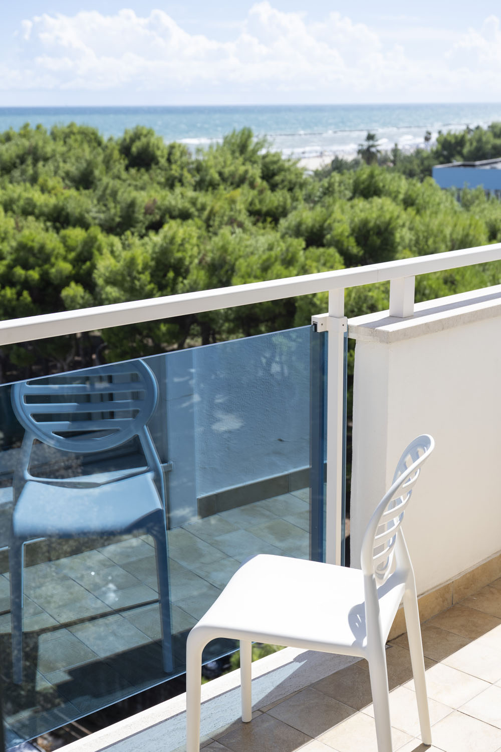 Superior - Vista fronte mare con doppio balcone
