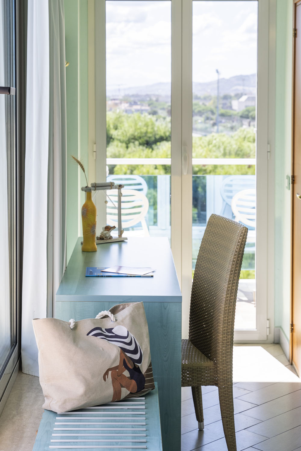 Superior - Vista fronte mare con doppio balcone