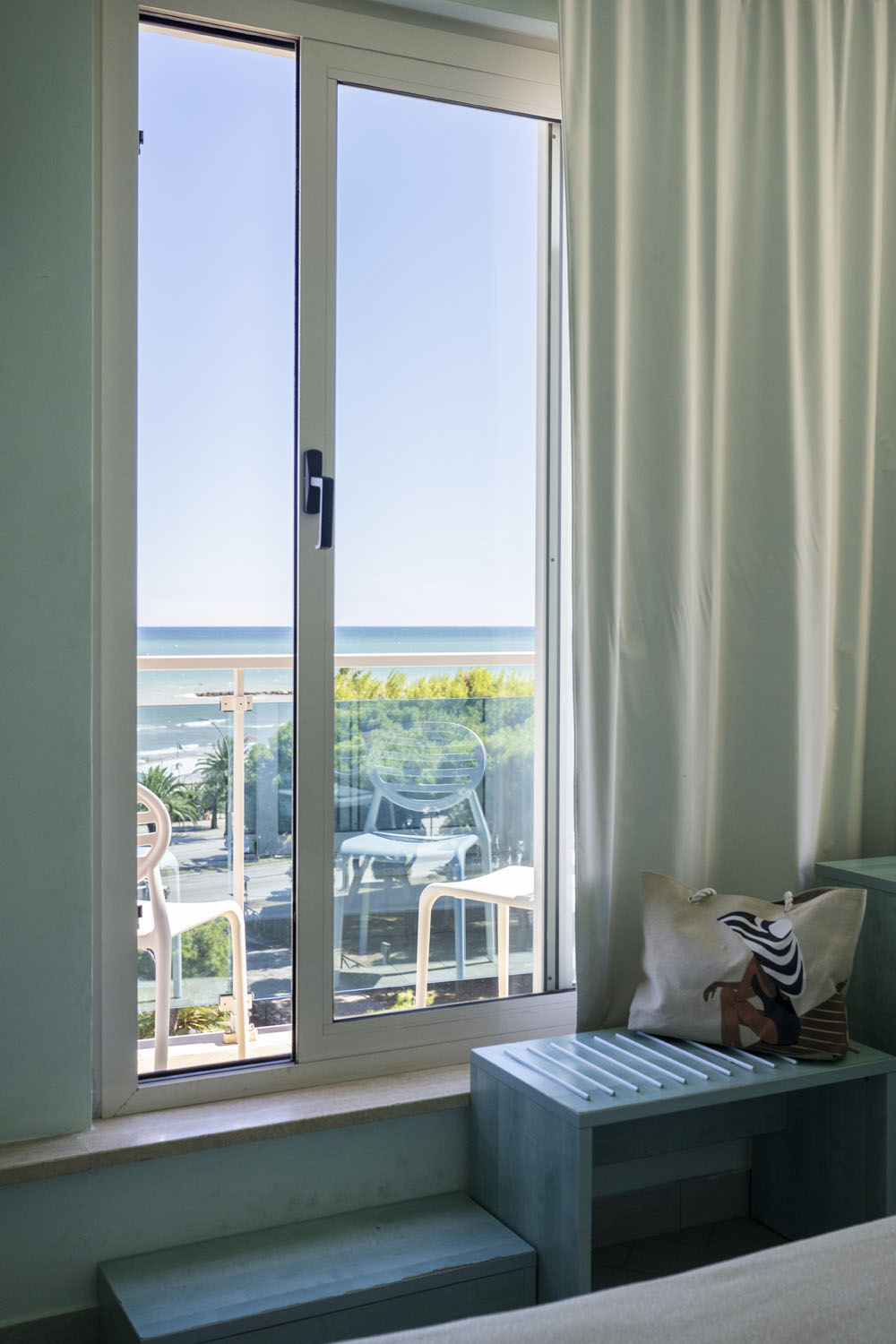 Superior - Vista fronte mare con doppio balcone