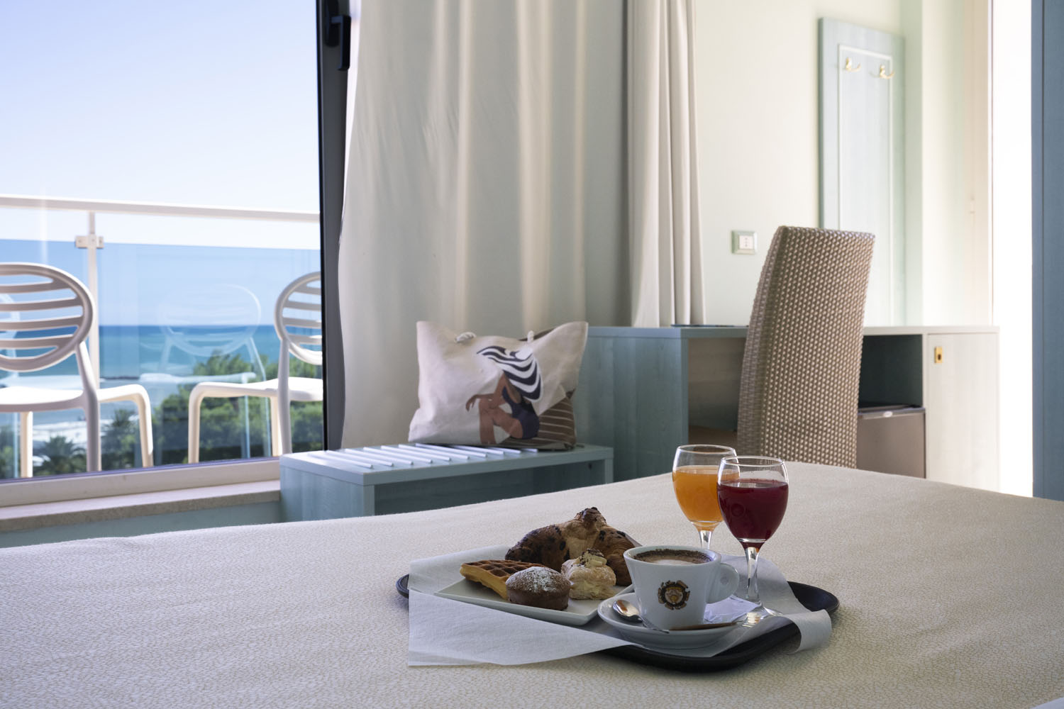 Superior - Vista fronte mare con doppio balcone