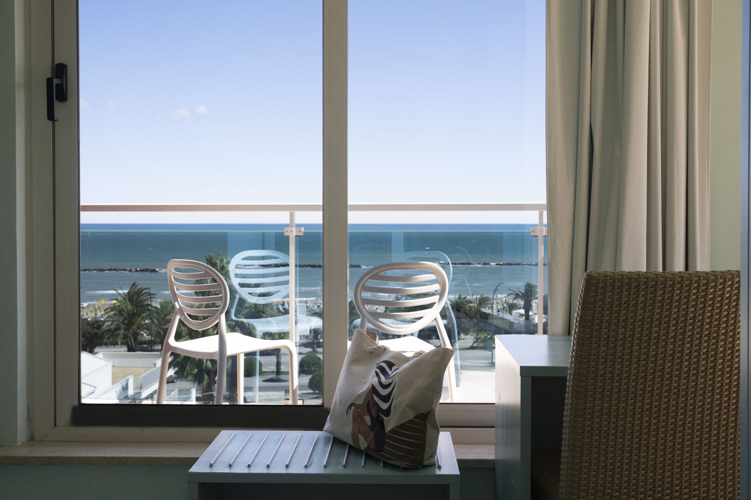 Superior - Vista fronte mare con doppio balcone