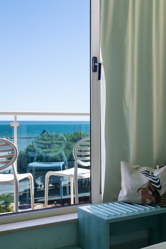 Superior - Vista fronte mare con doppio balcone